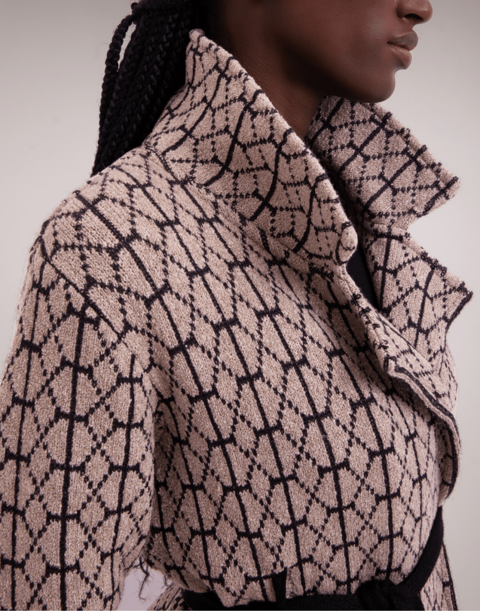 Trench Coat Mousse Geométrico Bege e Preta - Tricote Modas